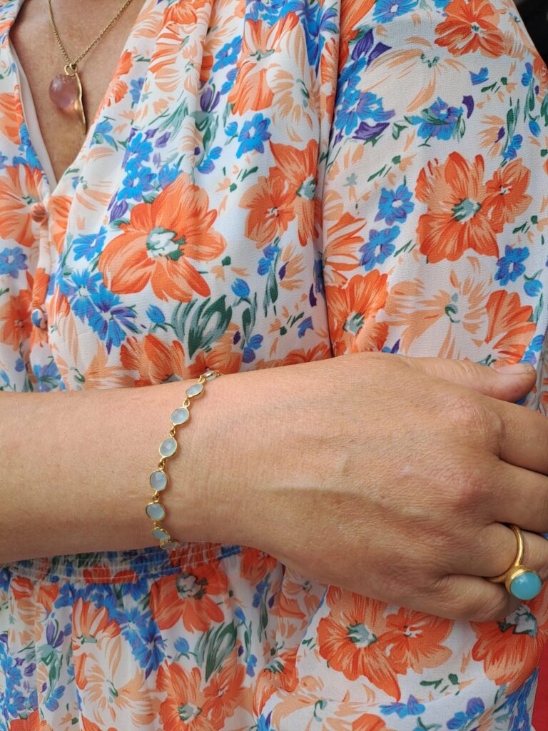 Susanne Friis Bjørner armbånd i forgylt sølv med lys blå krystall