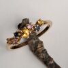 Noën "Sparkle rainbow" ring i gult gull med safirer