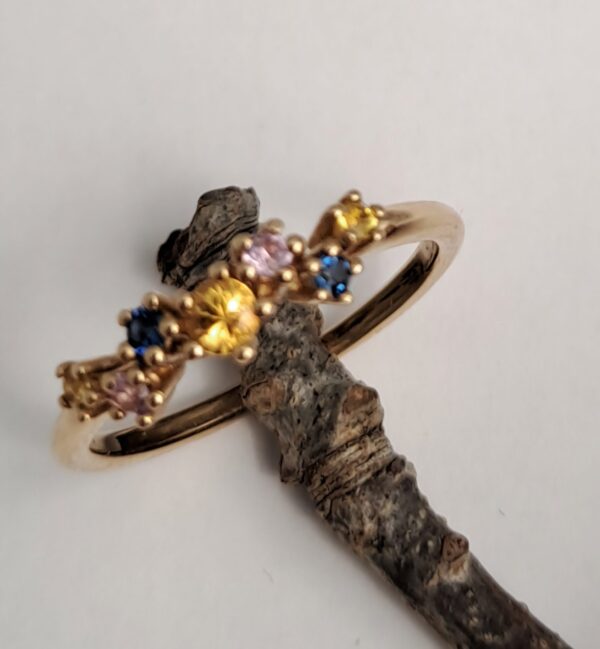 Noën "Sparkle rainbow" ring i gult gull med safirer