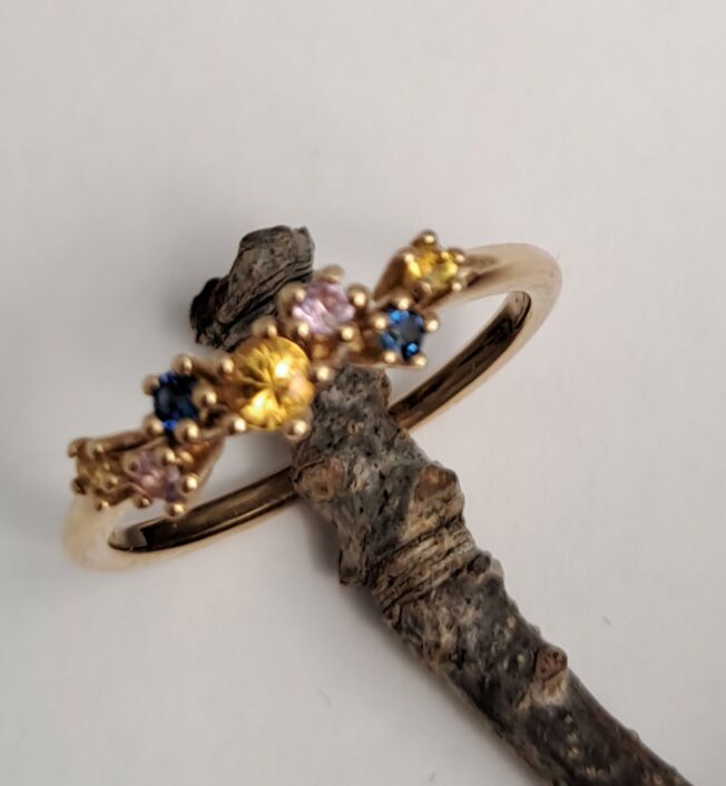 Sparkle rainbow ring Noën "Sparkle rainbow" ring i gult gull med safirer