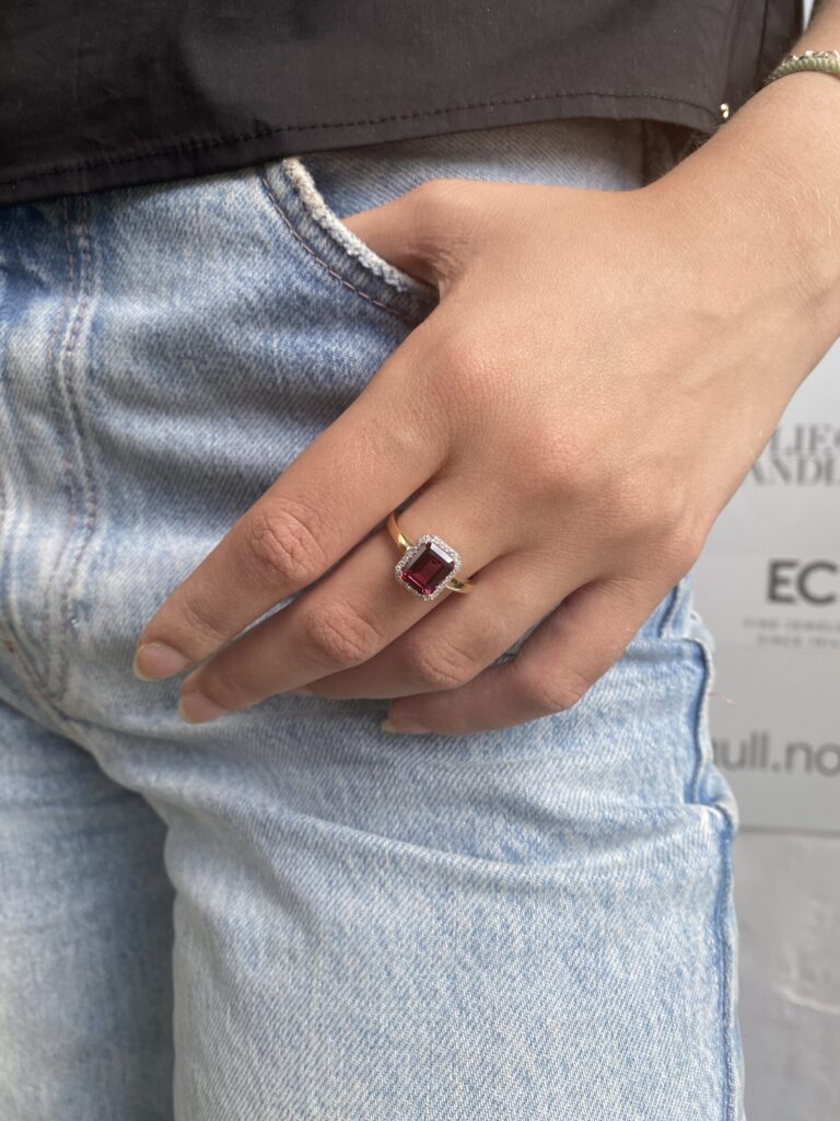 Gult gull ring med rhodolitt og diamanter 0,14 ct