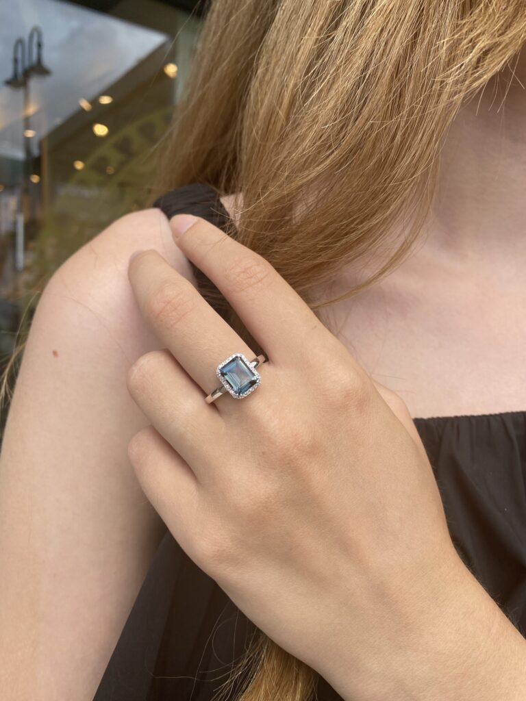Hvitt gull ring med London blå topas og diamanter 0,14 ct