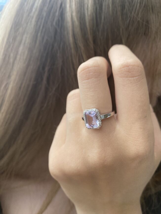 Hvitt gull ring med lys rosalilla ametyst og diamanter 0,14 ct