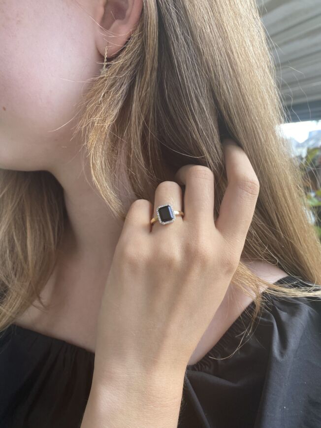 Gult gull ring med onyks og diamanter 0,14 ct