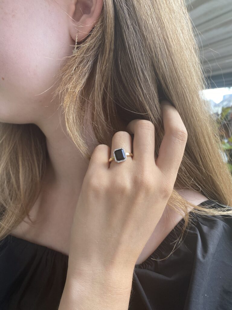 Gult gull ring med onyks og diamanter 0,14 ct