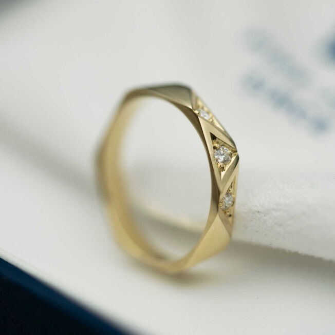 "Fasett" ring i gult gull med 0,06 TW.SI