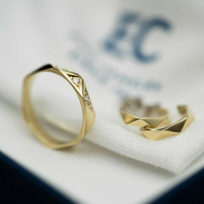 "Fasett" ring i gult gull med 0,06 TW.SI
