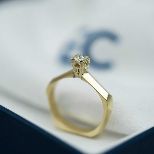 "Fasett" ring i gult gull med 0,20 TW.SI