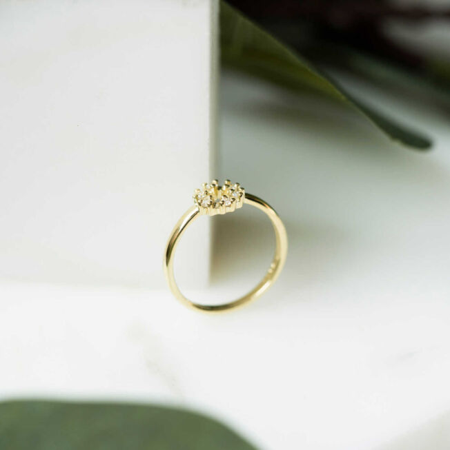 Ring i gult gull med 6 diamanter i en sirkel, hver av diamantene er fattet i et lite hjerte.