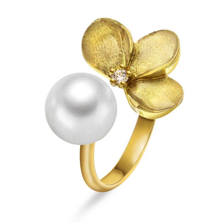 Blomsterring i gult gull med perle og diamant