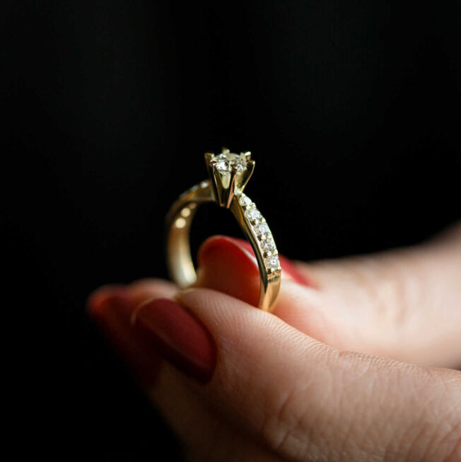 "Superstar" ring i gult gull med 0,58 TW SI