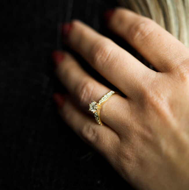 "Superstar" ring i gult gull med 0,58 TW SI