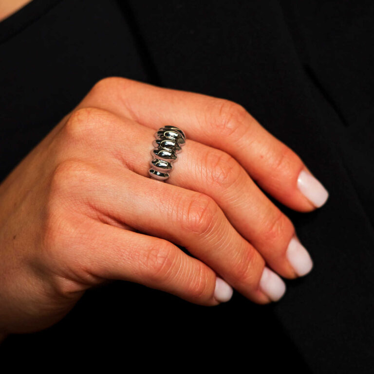 Studio "Belt" ring i rhodinert sølv