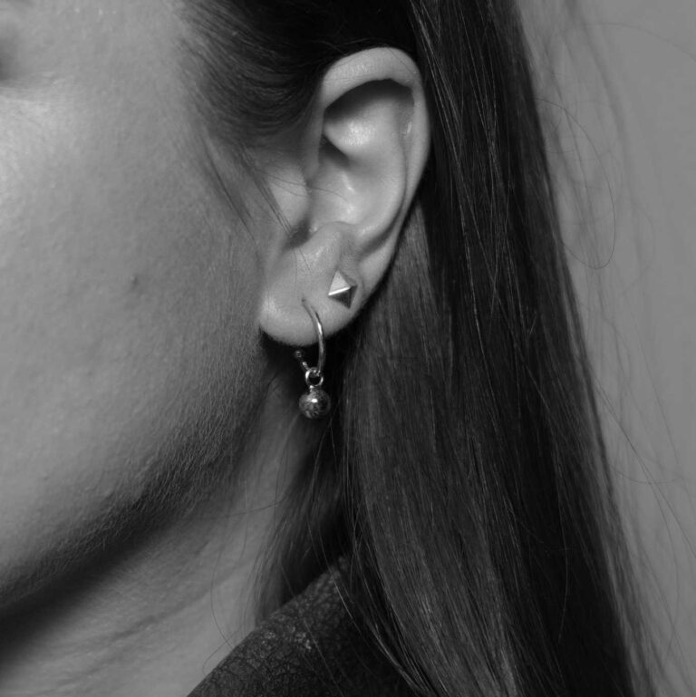 Studio ørering "Noir" i forgylt sølv