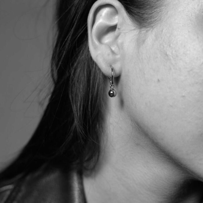 Studio ørering "Noir" i forgylt sølv