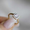 Ring i gult gull med hvit topas og diamanter