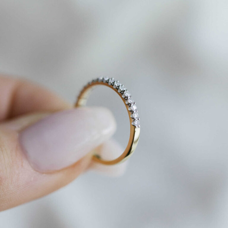 Rekkering i gult gull med diamanter 0,25ct
