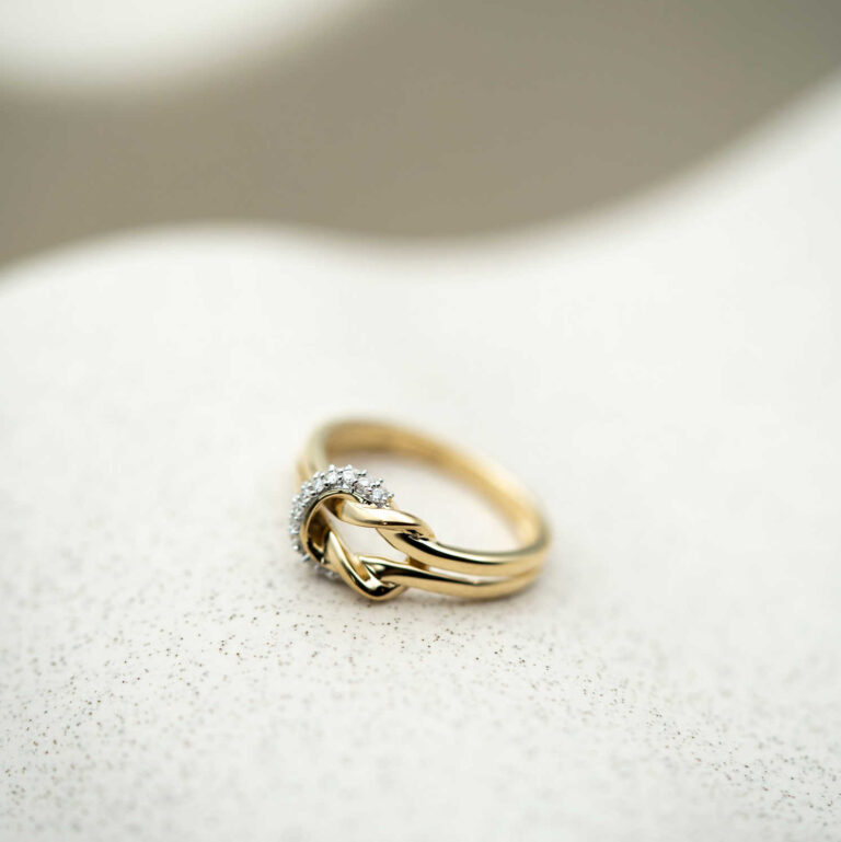 Ring i gult gull "Båtmannsknop" med diamanter