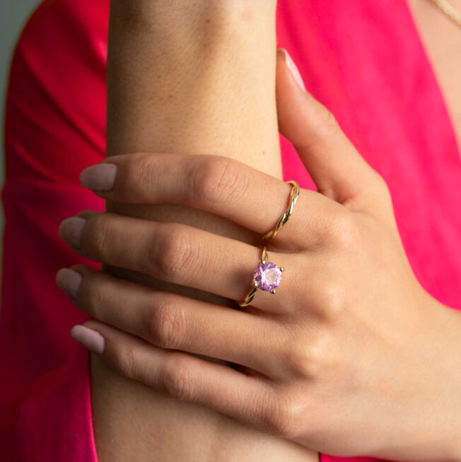 Ring "Drops" i gult gull med syntetisk rosa korund