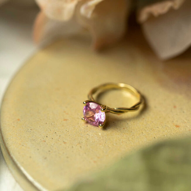 Ring "Drops" i gult gull med syntetisk rosa korund