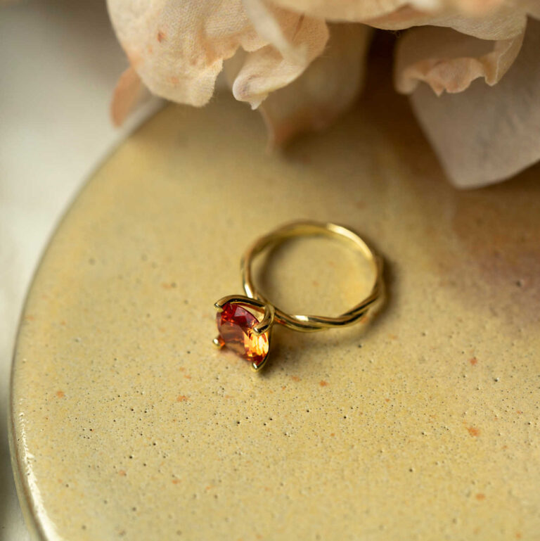 Ring "Drops" i gult gull med syntetisk padparascha