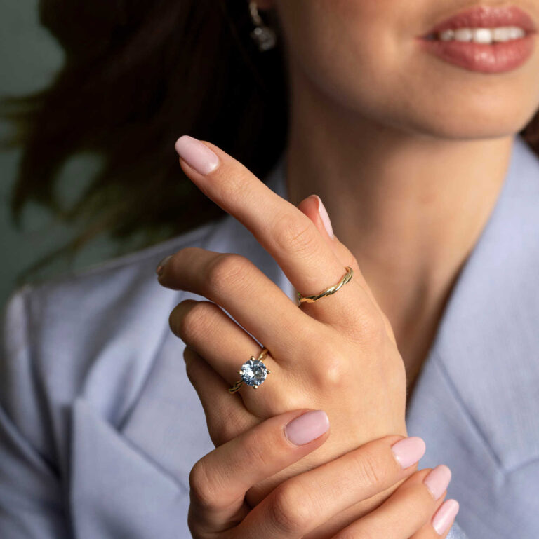 Ring "Drops" i gult gull med syntetisk akvamarinfarget spinell