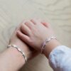 Armbånd til barn med hvite hjerter fra Pia og Per