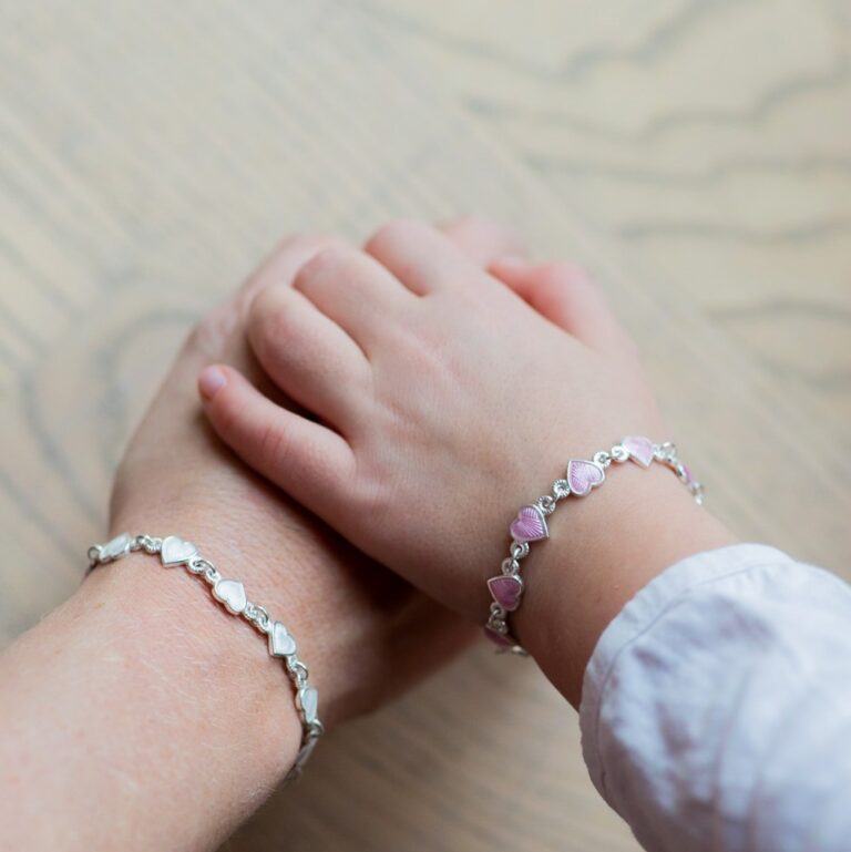 Armbånd til barn med hvite hjerter fra Pia og Per