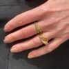 Noën "Shine" ring i gult gull, med gul dråpeformet safir