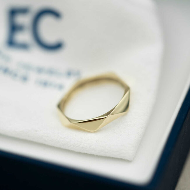 "Fasett" ring i gult gull, smal
