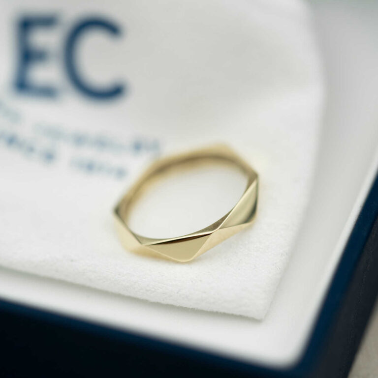 "Fasett" ring i gult gull, smal