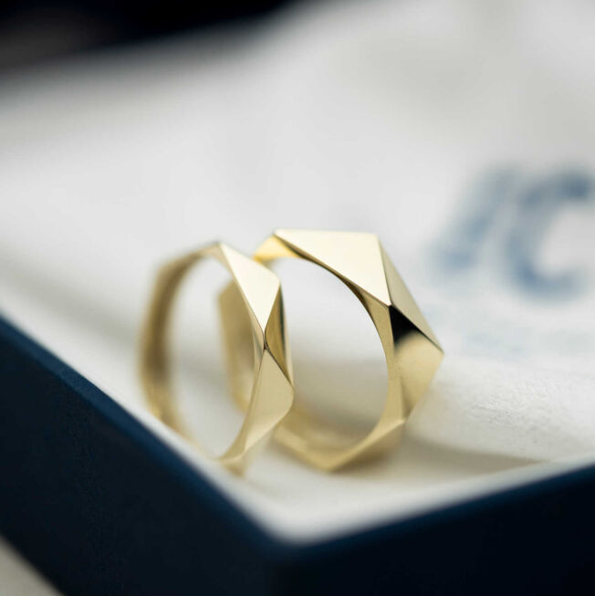 "Fasett" ring i gult gull, smal