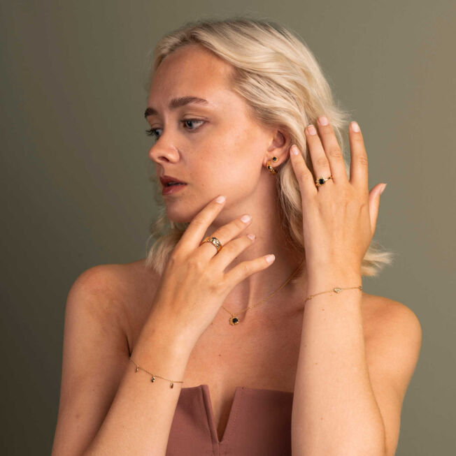 Shapes "Halo" ring i forgylt sølv med sort c.zirkonia