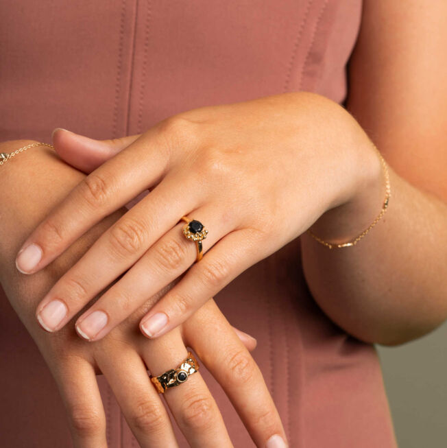 Shapes "Halo" ring i forgylt sølv med sort c.zirkonia