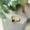 Shapes "Halo" ring i forgylt sølv med sort c.zirkonia
