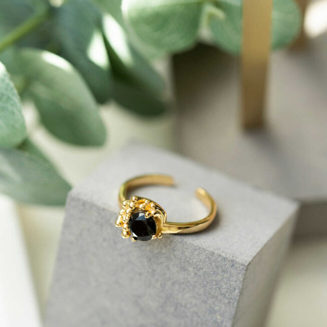 Shapes "Halo" ring i forgylt sølv med sort c.zirkonia