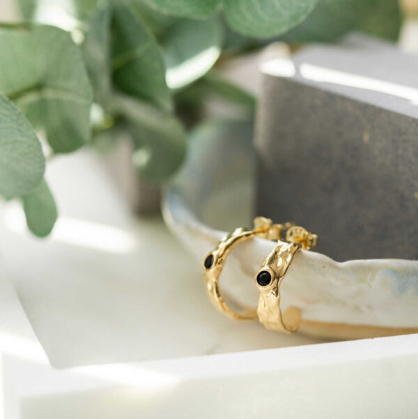 Shapes "Stone" ørering i forgylt sølv med sort c.zirkonia
