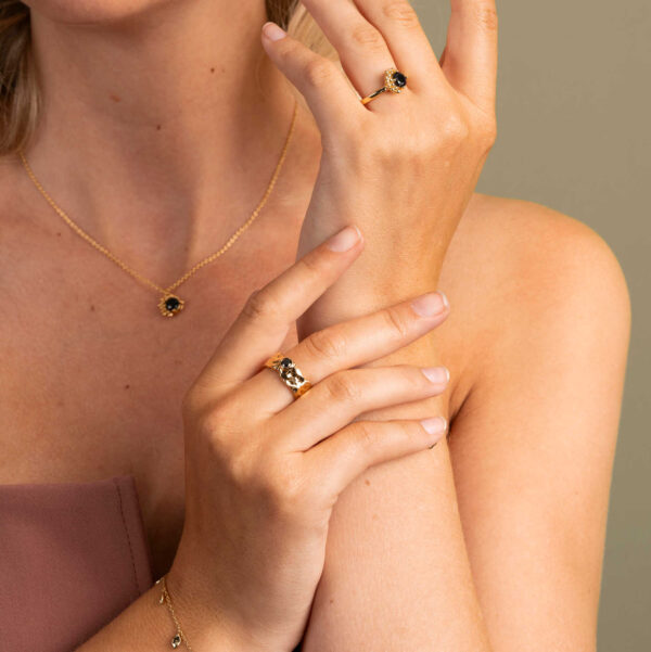 Shapes "Stone" ring i forgylt sølv med sort c.zirkonia