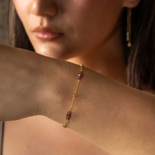 Shapes "Fairy" armbånd i forgylt sølv med plommefargede krystaller