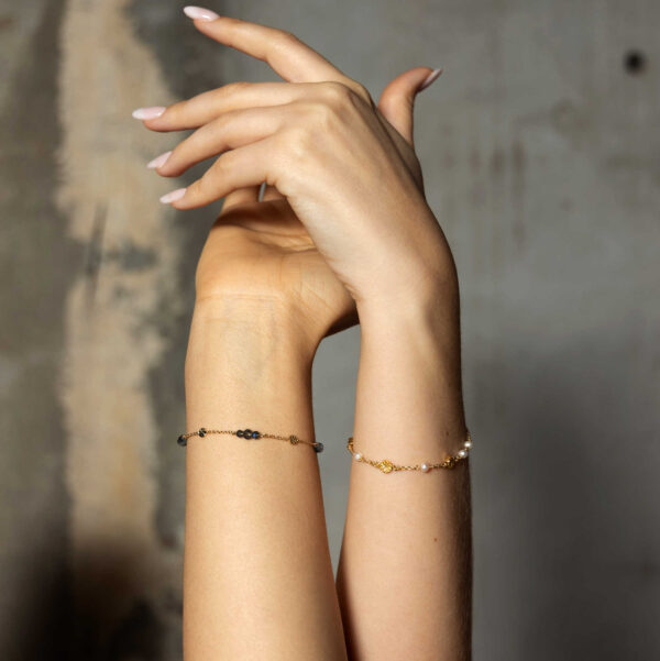 Shapes "Fairy" armbånd i forgylt sølv med dyp blåfargede krystaller