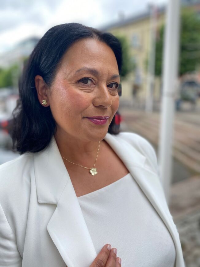 EC 1914 Ørepynt liten blomst i gult gull med diamanter