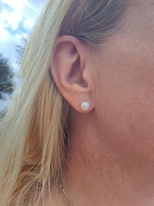 Ørepynt i gult gull med ferskvannsperle og diamanter
