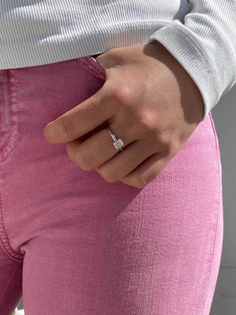 Hvitt gull ring med baguetteslipte diamanter 0,29 ct