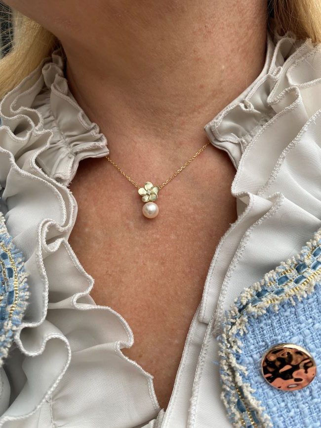 Anheng liten blomst i gult gull med diamant og perle