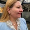 Anheng liten blomst i gult gull med diamant og perle