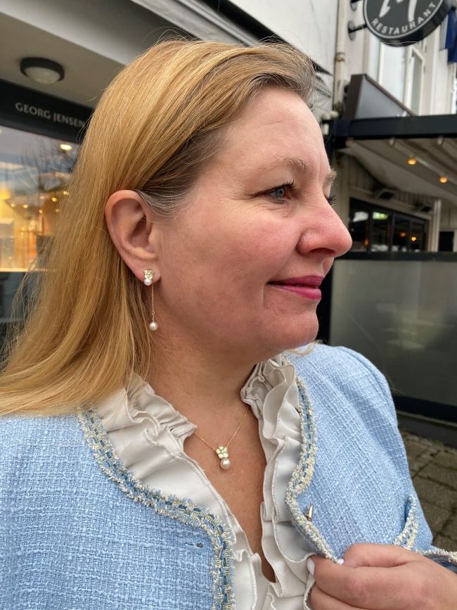 Anheng liten blomst i gult gull med diamant og perle