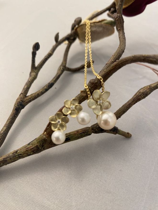 Anheng liten blomst i gult gull med diamant og perle