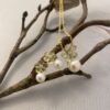 Ørepynt liten blomst i gult gull med diamanter og ferskvannsperle