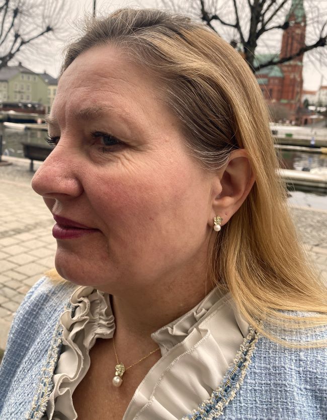 Ørepynt liten blomst i gult gull med diamanter og ferskvannsperle