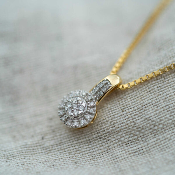 Gult gull anheng med diamant rosett